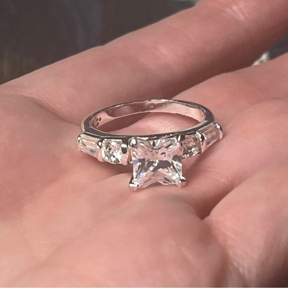 Estate Sparkling Silver Ring with Clear Stones Maker’s Mark Signed D3 - Picture 5 of 7